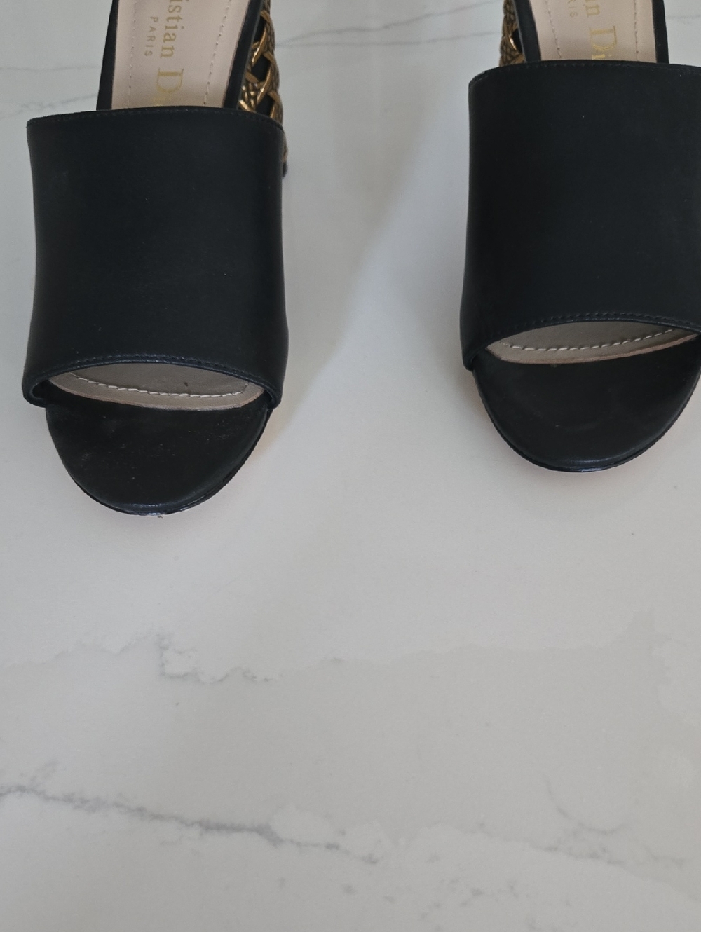 Source Unknown Black Open-Toe Slide Sandals with Wide Band